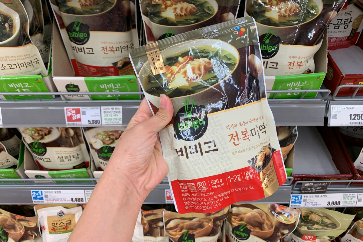 Holding Bibigo Abalone Seaweed Soup