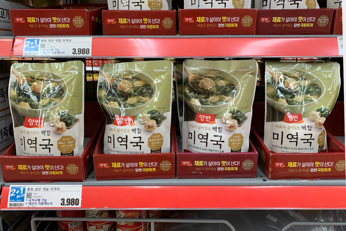 Dongwon Clam Seaweed Soup display