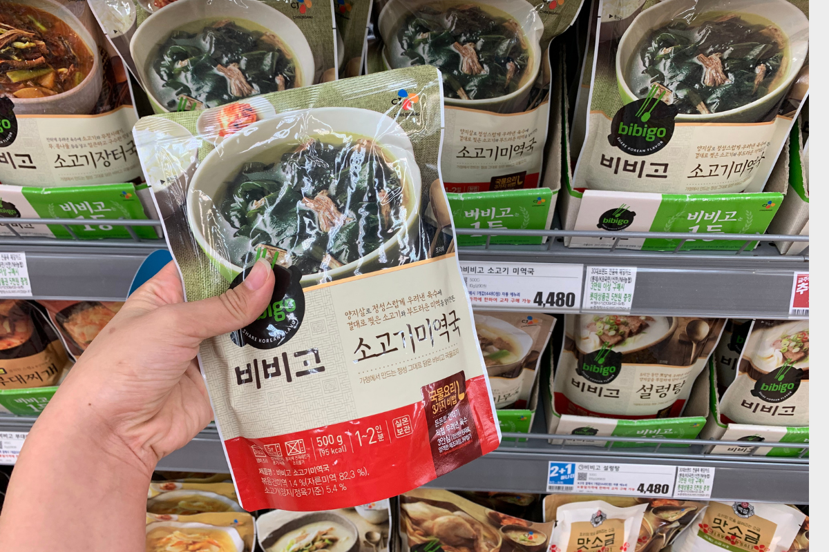 Holding Bibigo Beef Seaweed Soup