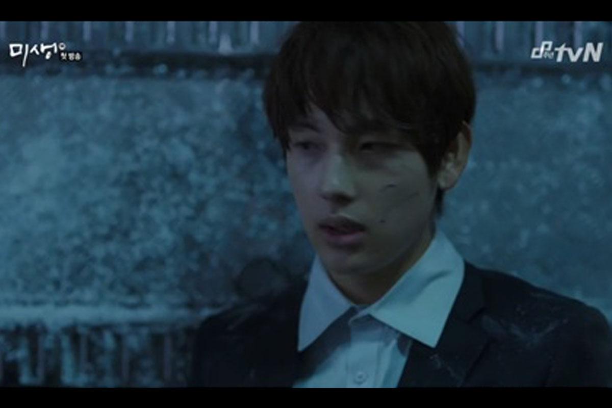 ฉากจากซีรีส์ที่สะท้อนชีวิตการทำงานในเกาหลีใต้ พร้อมชุดสูทที่เต็มไปด้วยเกล็ดหิมะ