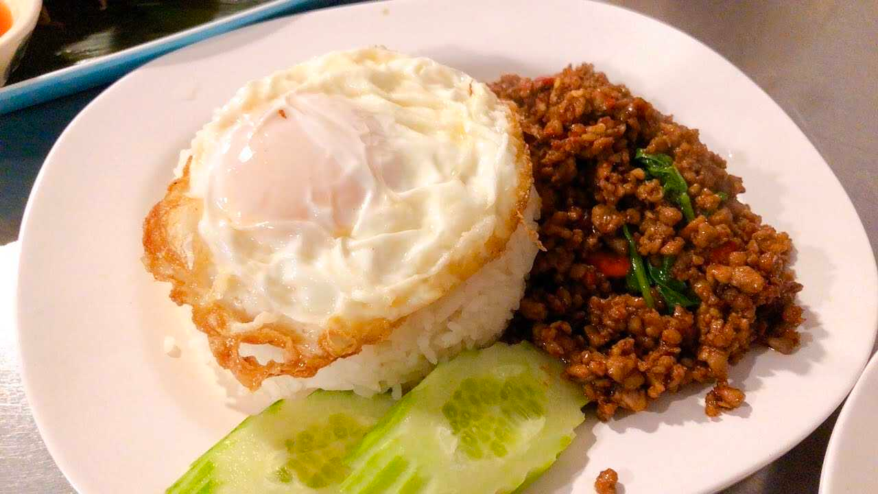 đồ thái Pad Krapow Moo Saa