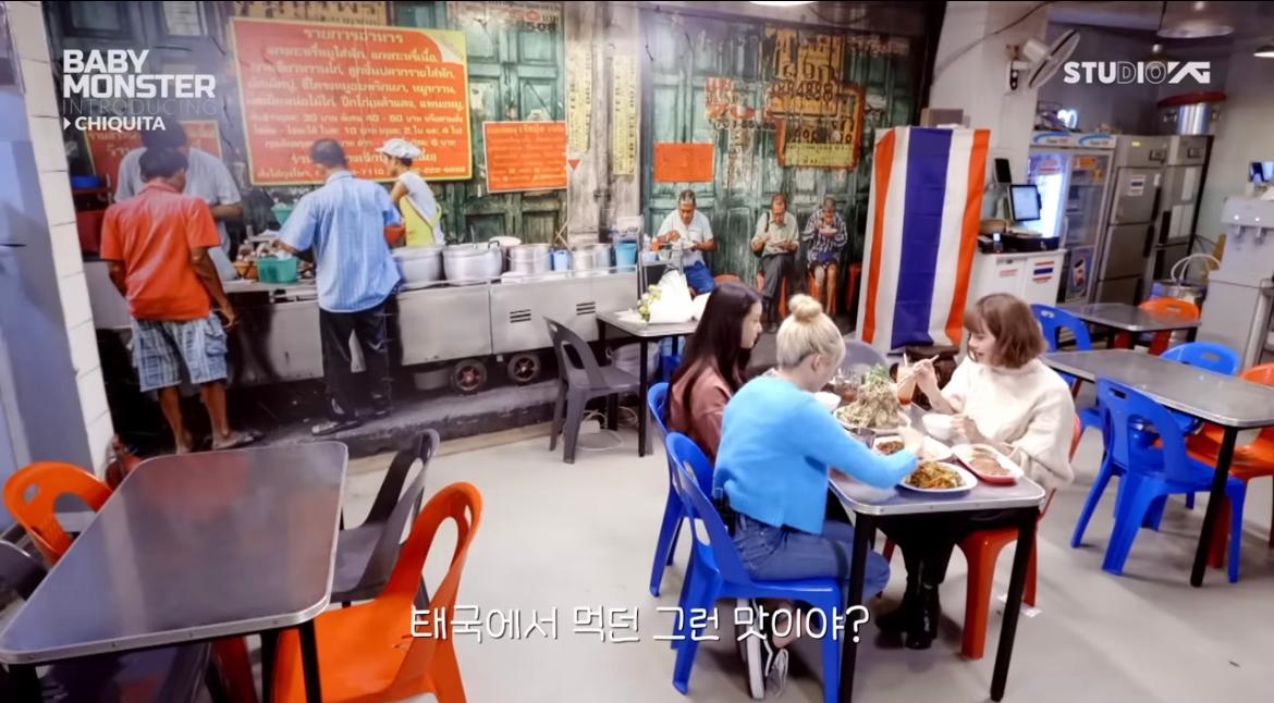 韓国タイ料理店の店内で、タイの家庭的な雰囲気を楽しむ食事