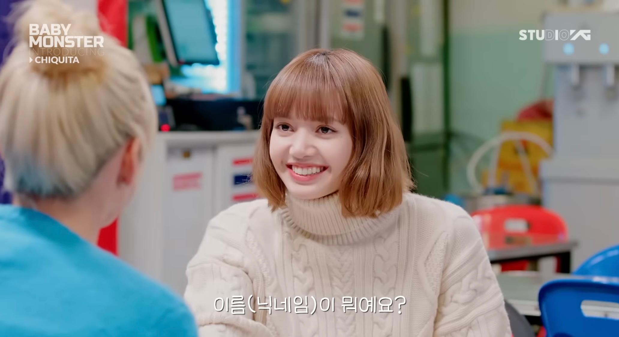 韓国でタイ料理を楽しむBLACKPINKリサとタイのメンバーたちが食事をする場面