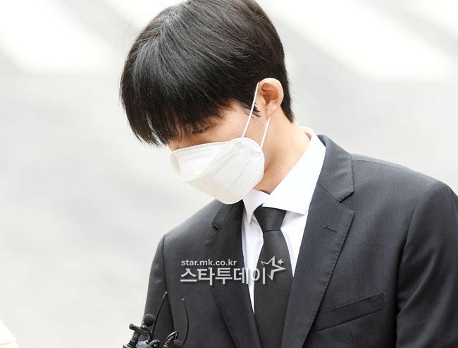 B.I、元iKONメンバー、裁判所に出席中の姿、スーツを着た韓国男性、執行猶予判決を受ける