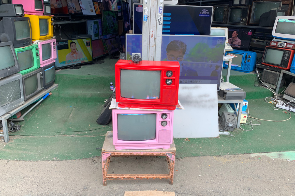 tivi nhỏ ở Chợ đồ cũ Hwanghakdong 황학동벼룩시장