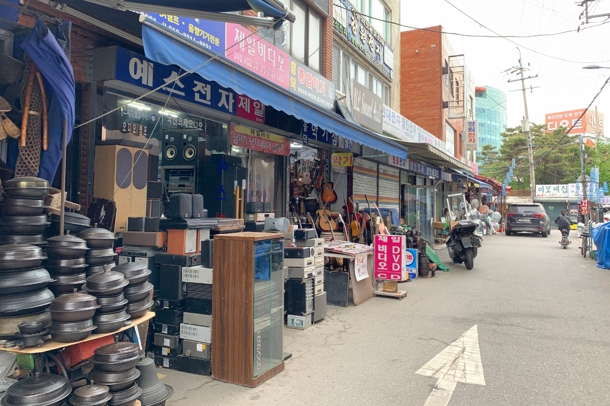 Hwanghakdong Flea Market