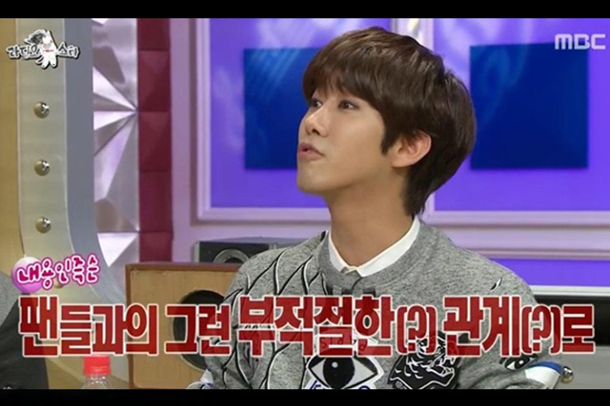 ชายใส่เสื้อสเวตเตอร์พร้อมสายตาพร้อมคำบรรยายใต้ภาพในรายการโทรทัศน์ของประเทศเกาหลี