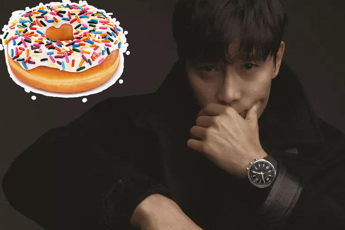 ภาพชายสวมเสื้อคลุมสีดำโดยมีรูปภาพของโดนัทและนาฬิกาข้อมืออยู่ด้านข้าง