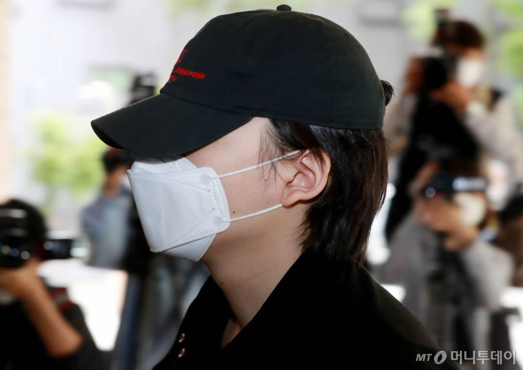 歌手NO:ELがソウル西部地法での公判に出席するため入庁している場面。彼は黒い帽子とマスクを着用している。