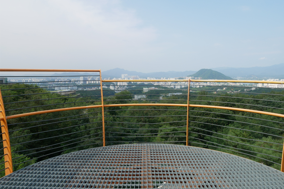 九峰山觀景臺的頂端,俯瞰春川城市的景色,山巒環繞