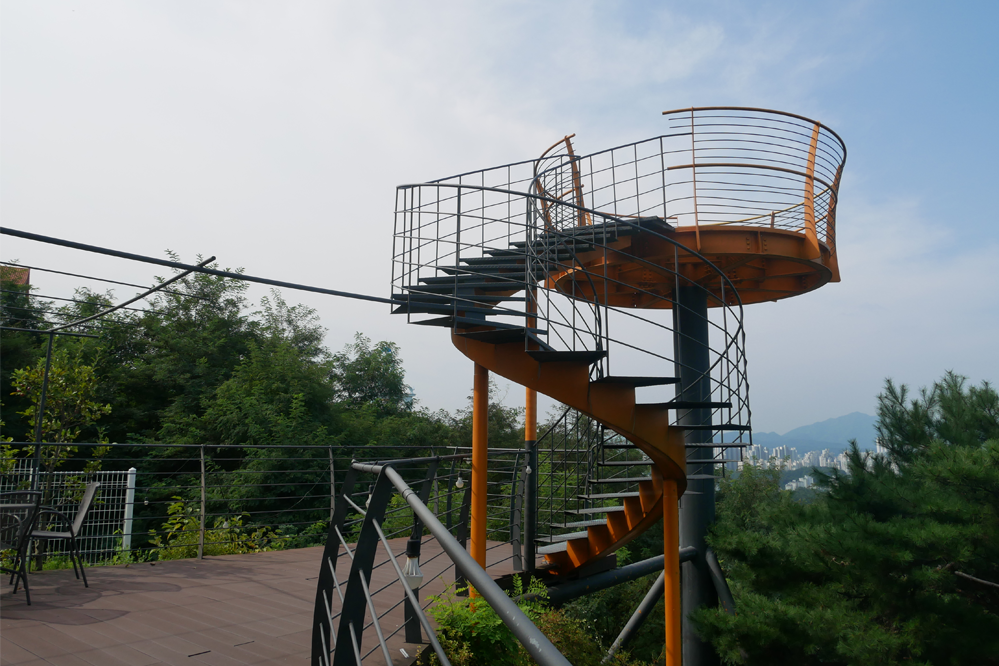 九峰山觀景臺螺旋樓梯,鋼製結構提供觀賞春川市景的絕佳位置