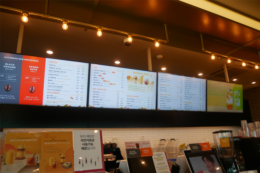 A TWOSOME PLACE咖啡廳的展示菜單,顯示各種飲品和小吃選項