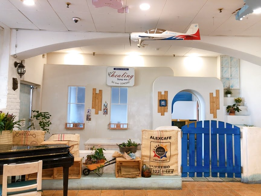 聖托里尼餐廳內部,裝潢有地中海特色,適合作為婚禮場地或聚會使用