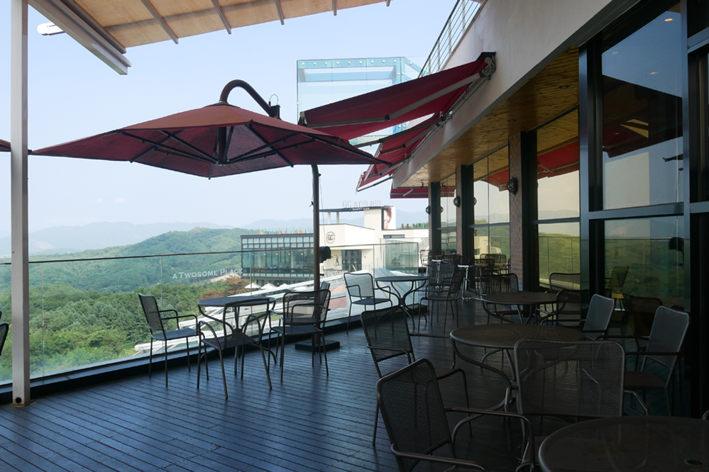 A TWOSOME PLACE咖啡廳的露臺,擺放有戶外桌椅,能夠欣賞九峰山的自然風景