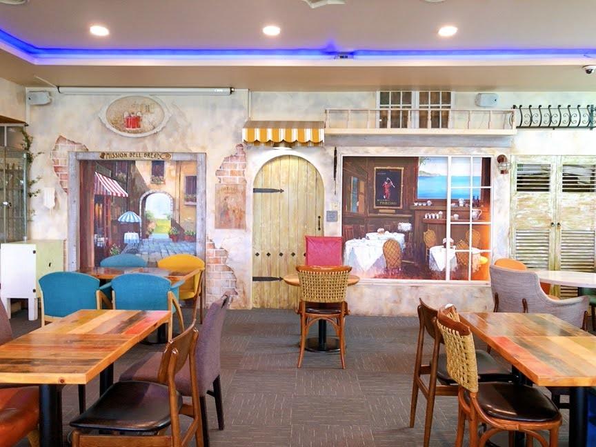 聖托里尼餐廳內部設計,木質桌椅搭配小型藝術擺設,增添用餐氛圍