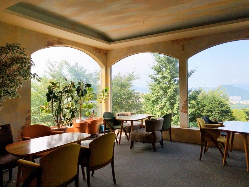 聖托里尼餐廳室內的閱讀與休息區,透過窗戶能欣賞春川景色,是放鬆的好去處