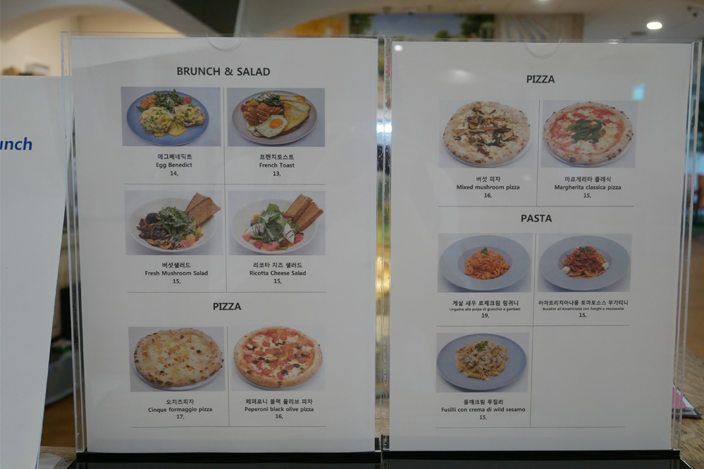 聖托里尼餐廳的菜單,顯示早午餐和披薩等選項,促進多樣化的用餐選擇