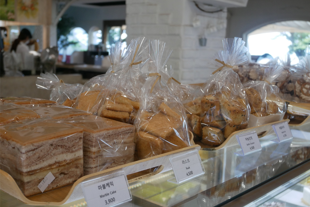 聖托里尼餐廳的餅乾和糕點展示櫃,提供多樣化的甜品選擇