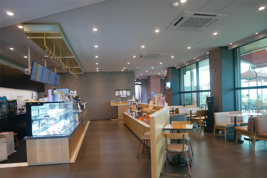 A TWOSOME PLACE咖啡廳現代化內部設計,展現木製座椅與簡約氛圍