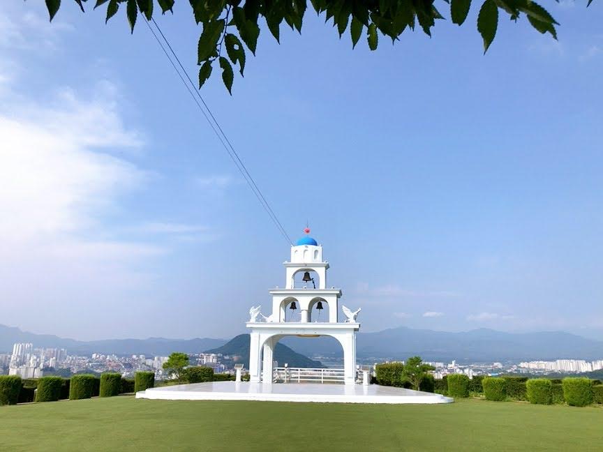 聖托里尼餐廳鐘塔的視角,設計典雅,是拍照打卡的熱門地點