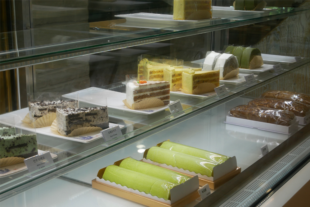 聖托里尼餐廳甜點展示櫃,內有各式蛋糕選擇,滿足不同口味需求