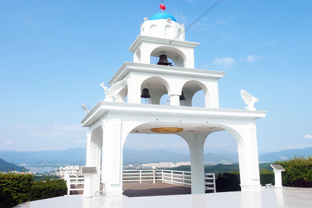 聖托里尼鐘塔,典雅的白色設計,坐落於春川,背後是藍天與山景