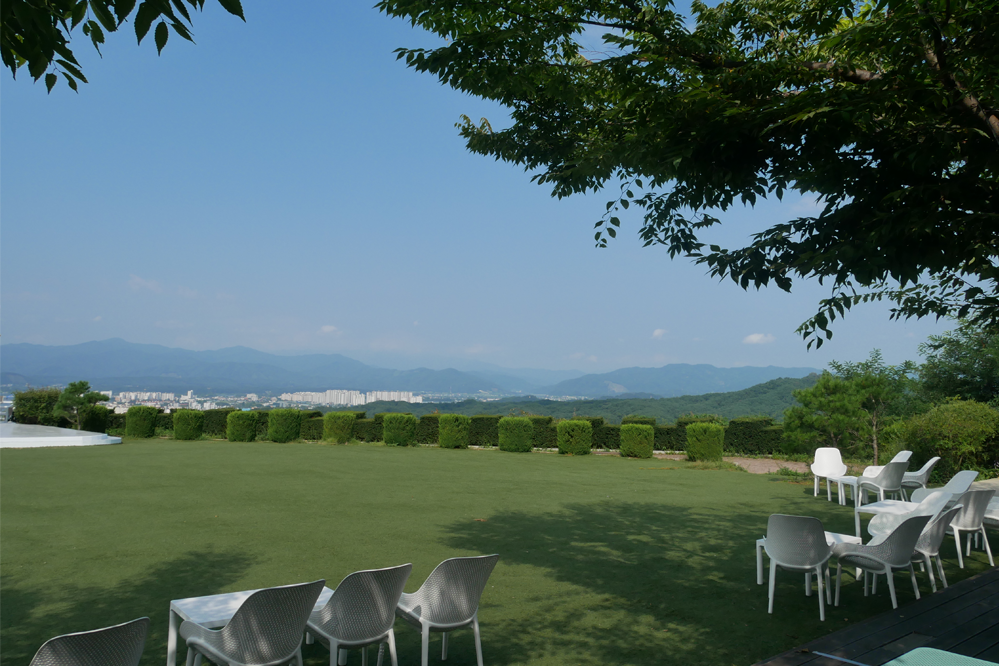 聖托里尼餐廳戶外空間視野,白色桌椅配置提供了美麗的風景觀賞