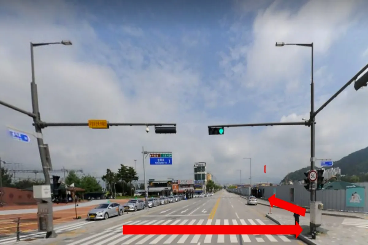 街道指引图片，标识乘车及路线的方向，引导游客前往马铃薯田咖啡厅。