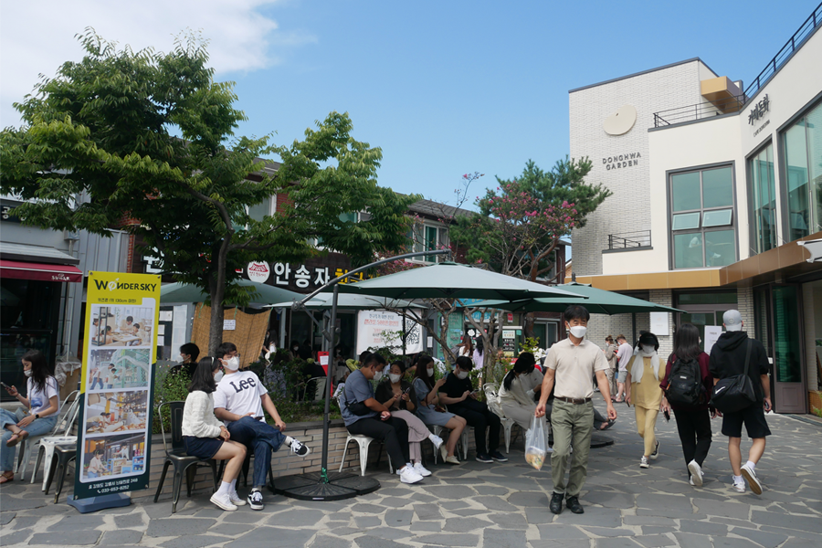 在韓國江陵的 '童話花園' 餐廳，顯示顧客座在外面等待。