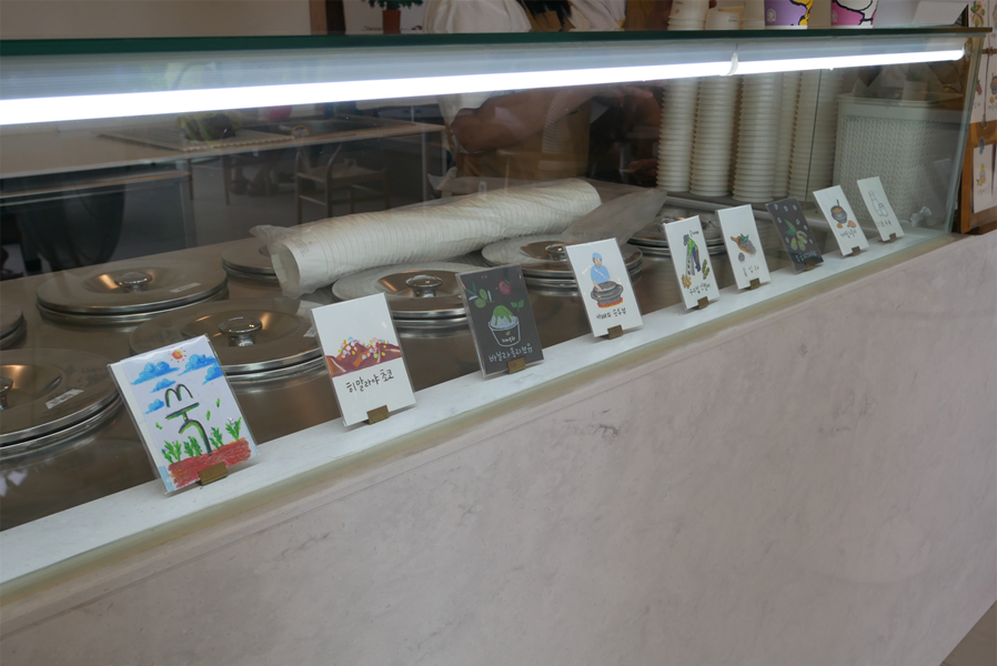 一排冰淇淋口味卡展示，位於冰淇淋專賣店內。