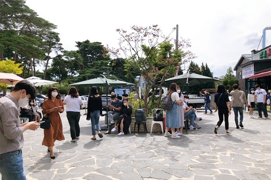 韓國江陵 '童話花園' 外場景，顯示顧客在等待區域。