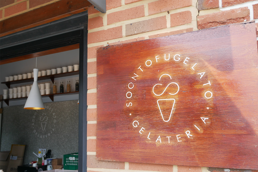 韓國冰淇淋店招牌，顯示 'SOONTOFUGELATO' 設計。