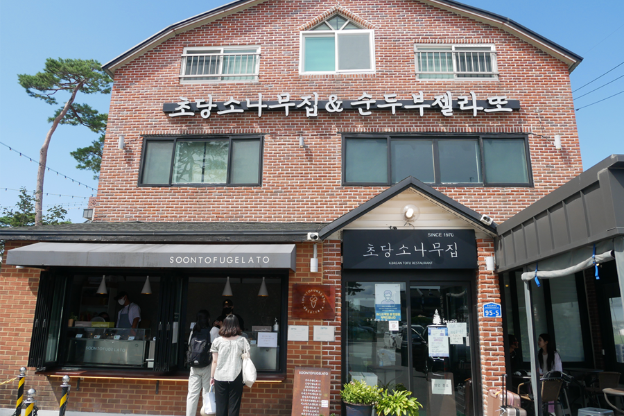韓國江陵 '순두부젤라또' 商店外觀，顧客在入口處。