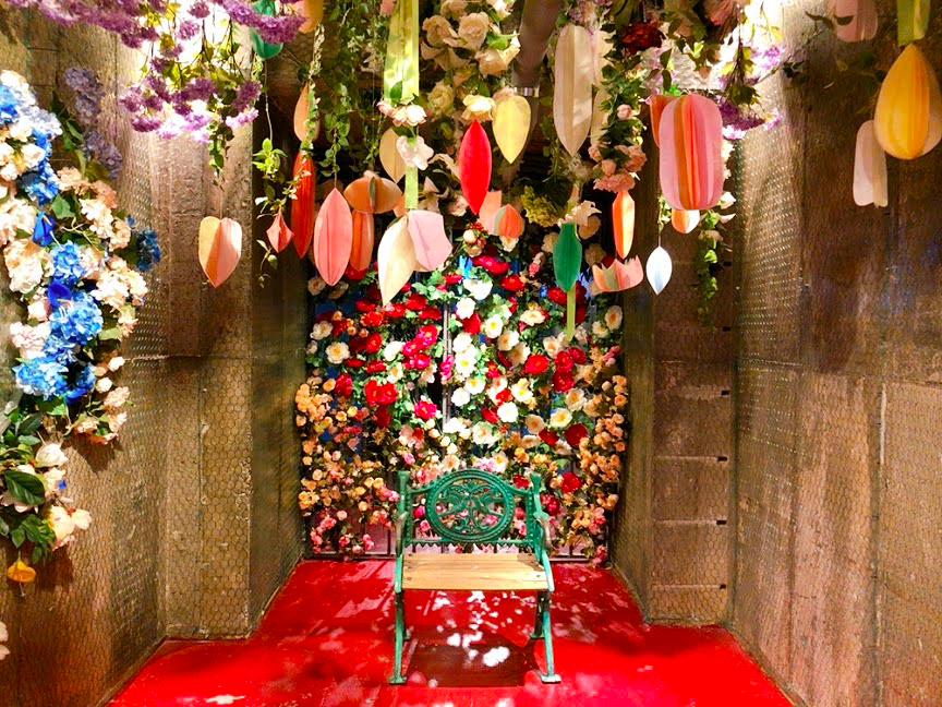 哈斯拉藝術村色彩繽紛的花花展示間，充滿創意的藝術氛圍。