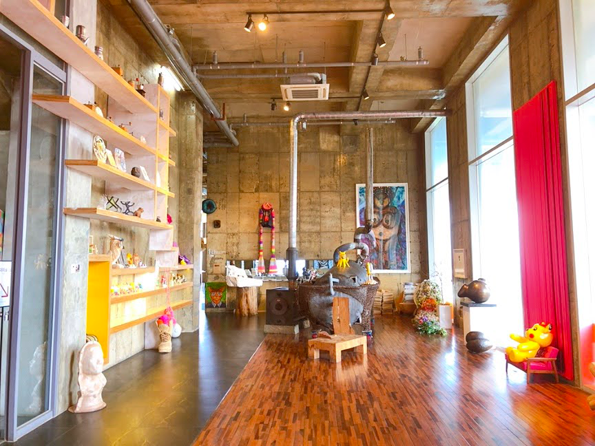 哈斯拉藝術村內的一個展示區，擺滿了富含創意的藝術品。