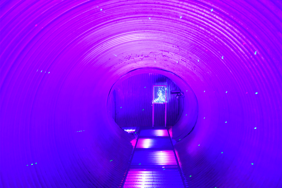 哈斯拉藝術村令人驚嘆的紫光隧道，光影交織的奇幻空間。