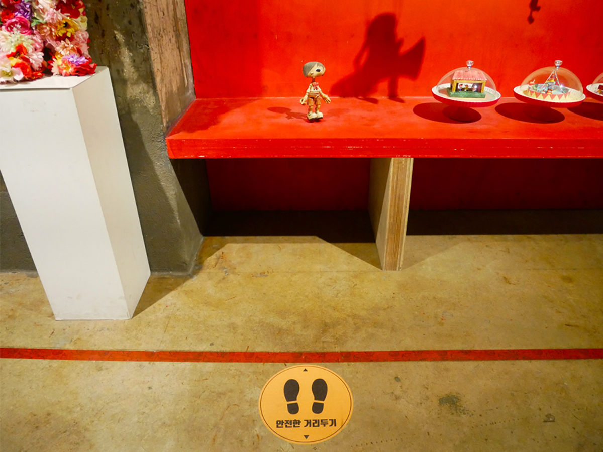 哈斯拉藝術村內部展示區，展示童話中的小木偶。