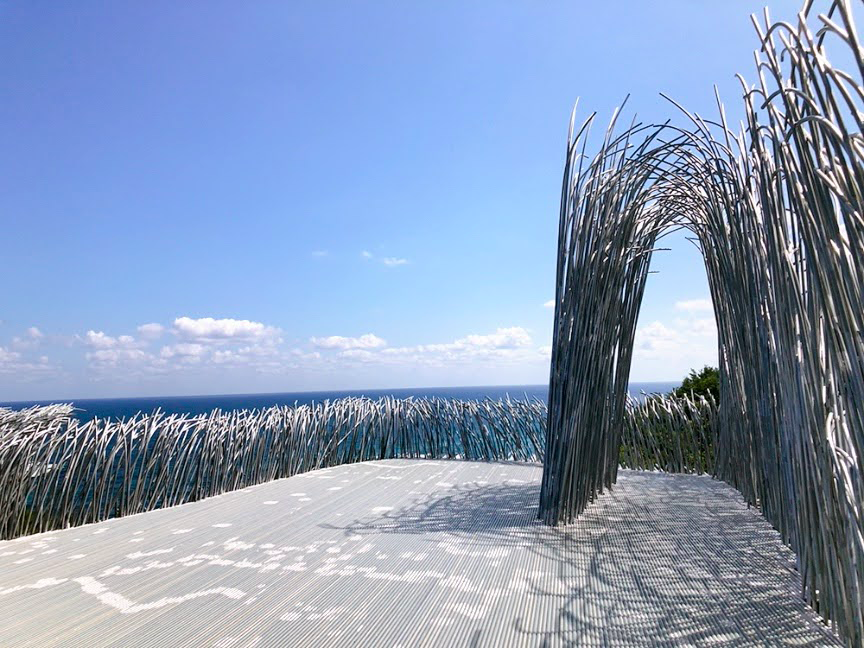 哈斯拉藝術村的戶外雕塑公園，展示創意的金屬雕塑作品與藍天白雲。