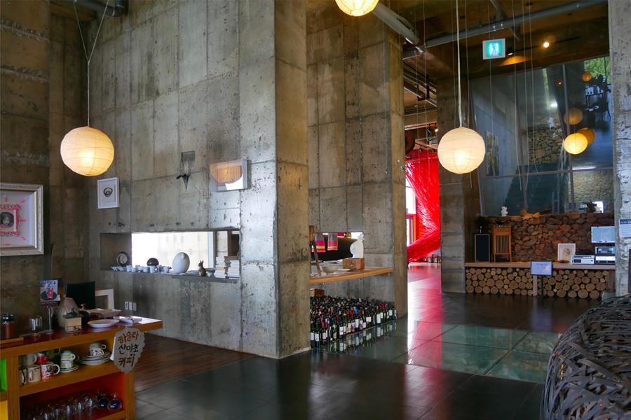 哈斯拉藝術村內部設計，現代工業風與居家的隔空燈籠裝飾。