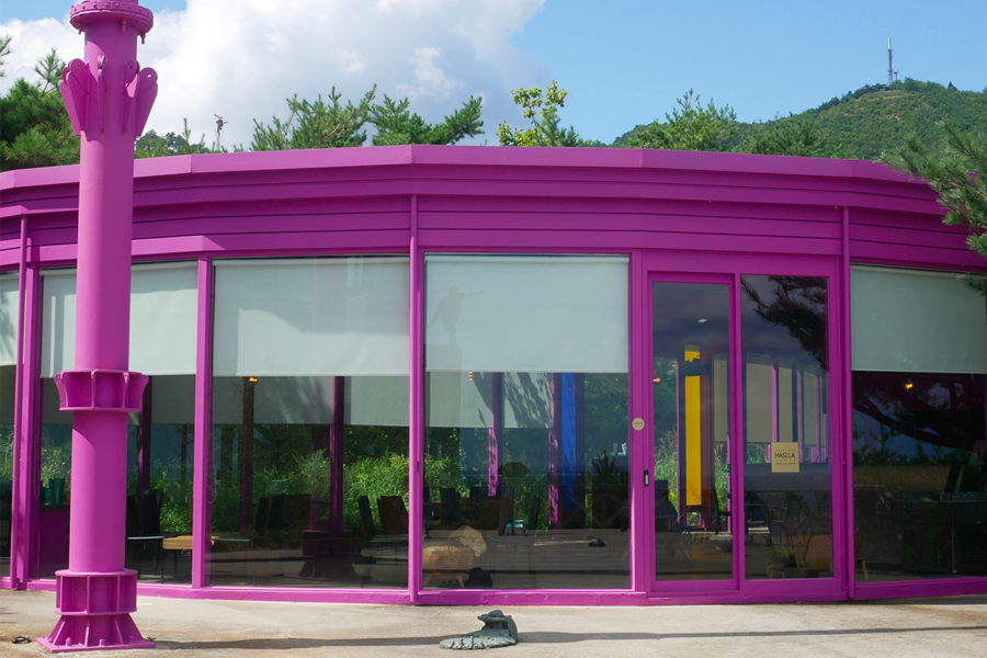 哈斯拉藝術村的紫色圓形建築，帶有現代藝術的風格。