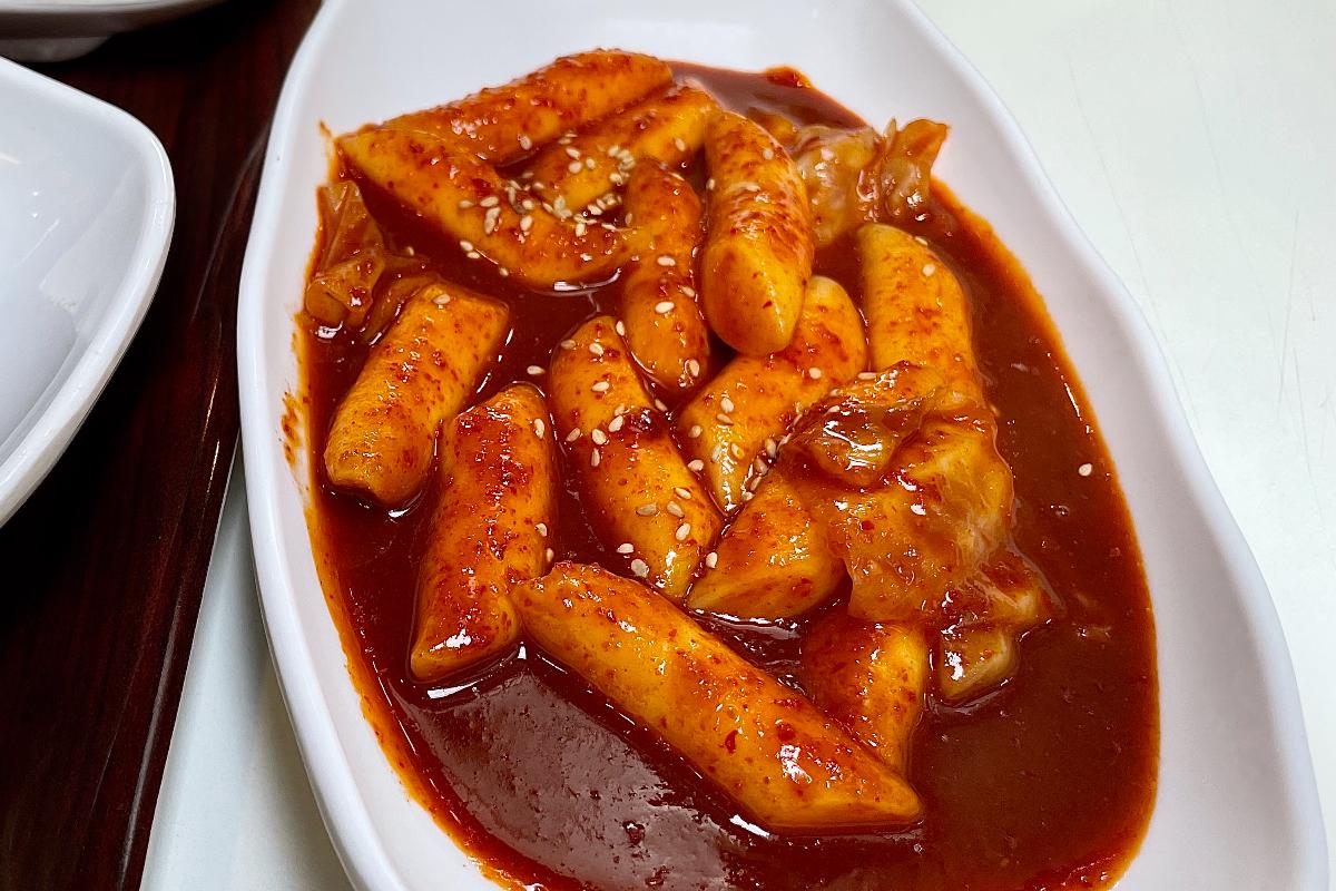 Plat coréen traditionnel de Tteokbokki, servi au snack-bar Maru JaYeonSik Kimbap à Insadong, avec une sauce piquante et moelleuse.