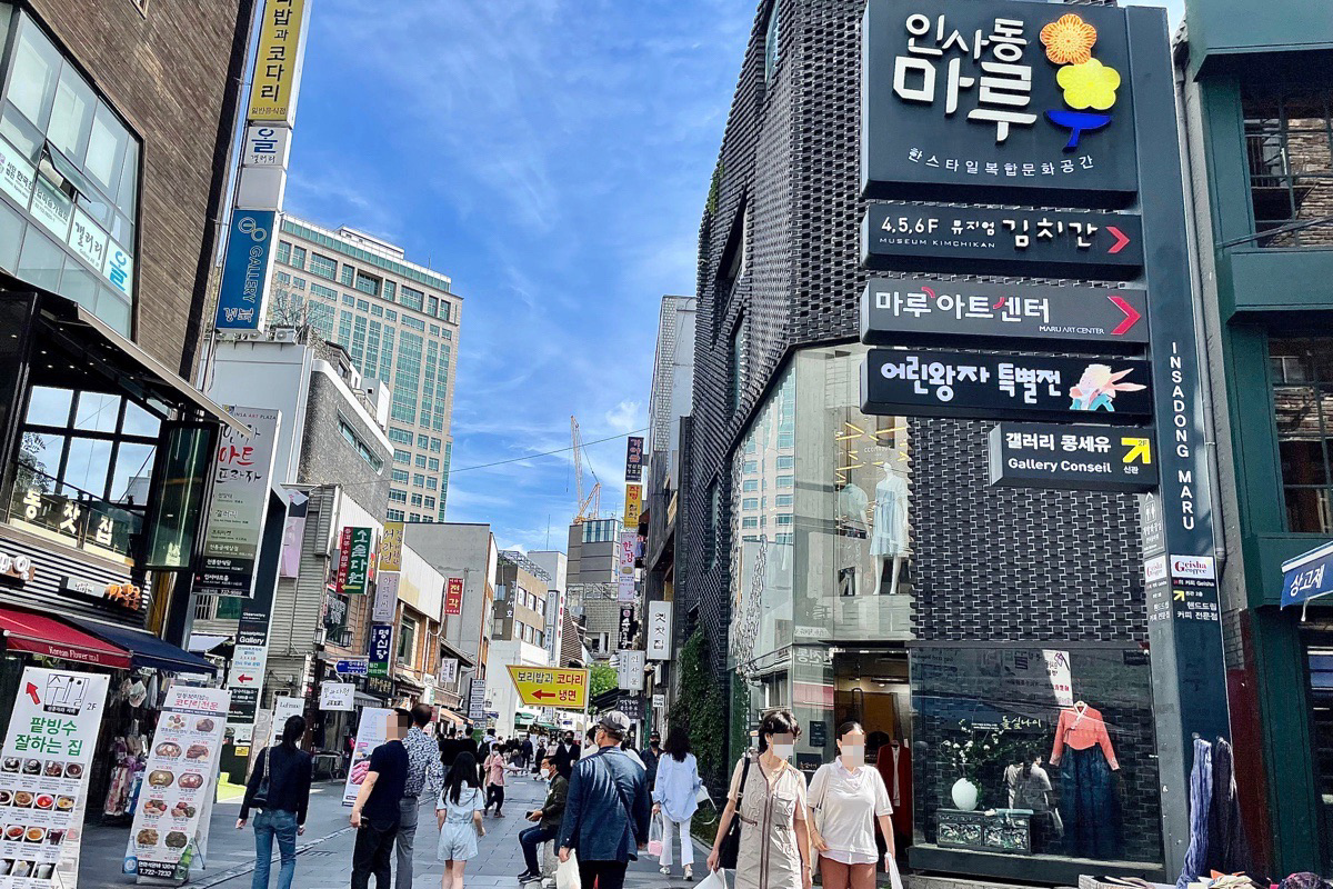 Signalisation d'Insadong Maru à Séoul, un point de repère pour se diriger vers des lieux culturels et d'achat, au carrefour de petit ruelle.