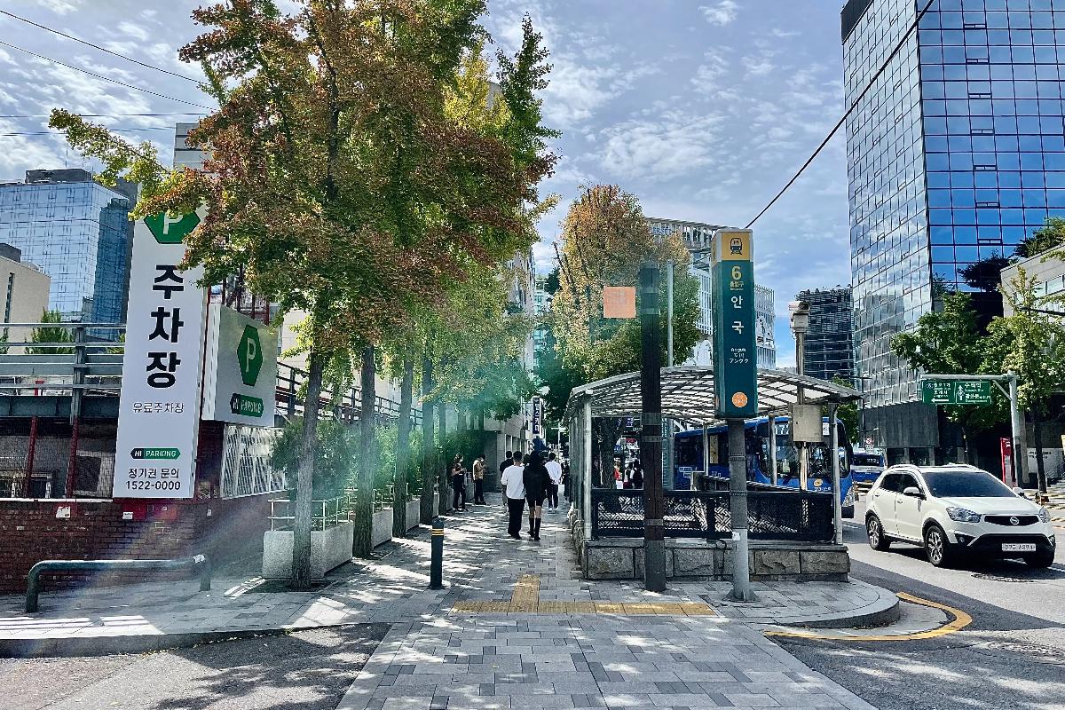 Sortie 6 de la station Anguk à Séoul, un point de départ populaire pour accéder à la rue d'Insadong, bordée d'arbres et de bâtiments modernes.