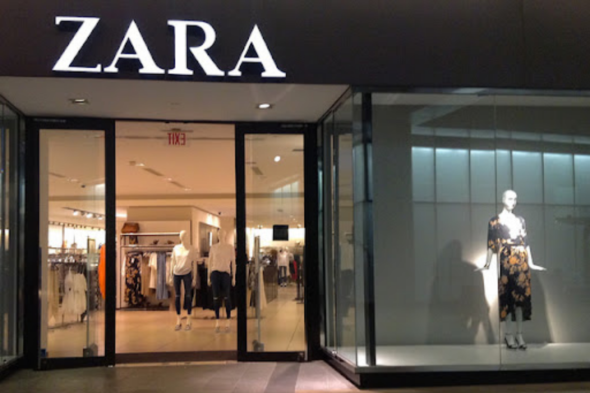 Cửa hàng Zara ở Busan với mặt tiền đặc trưng của Zara, nổi bật với phong cách hiện đại và sang trọng, có thể thấy một phần bên trong trưng bày quần áo thời trang.