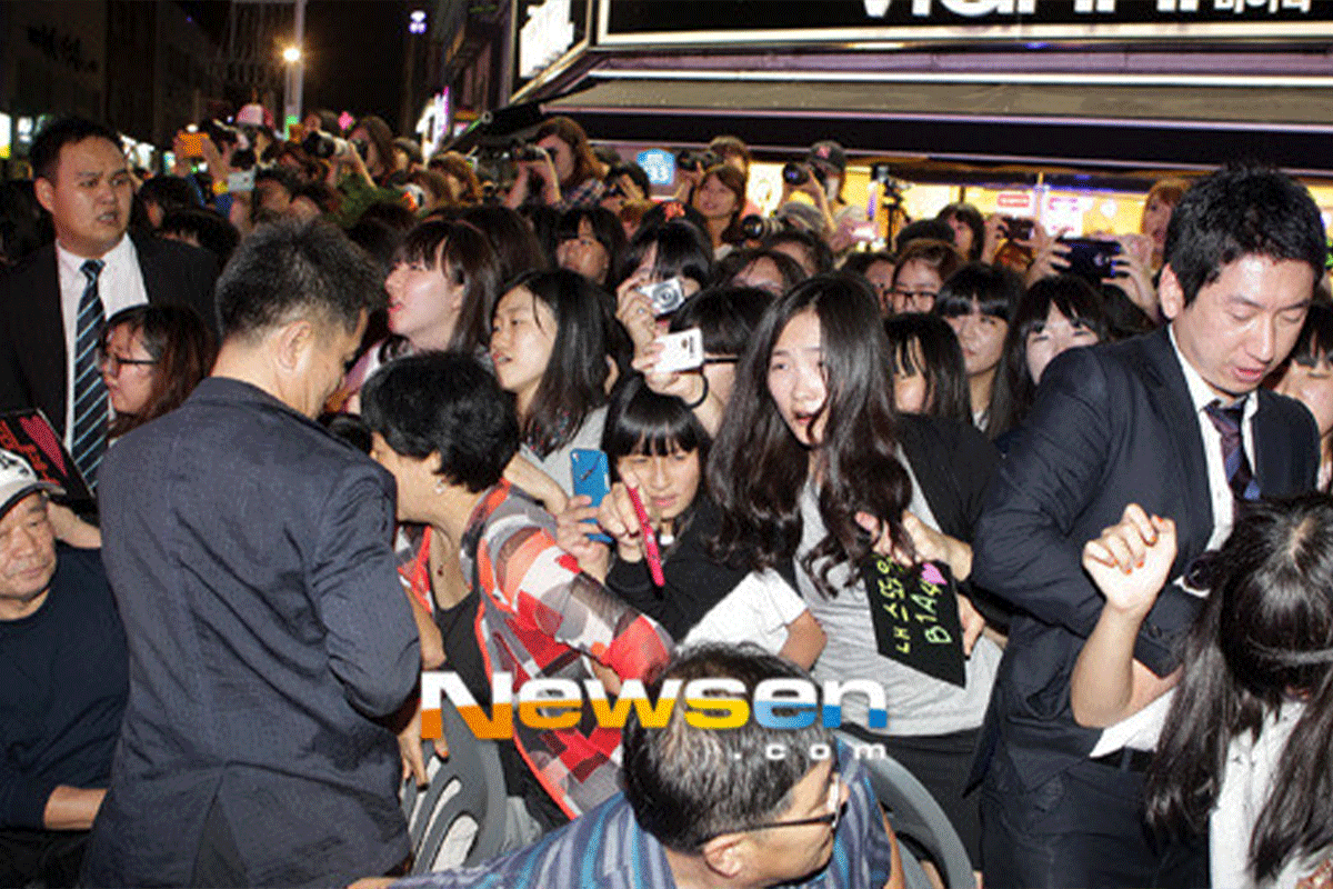 The Lives of Idol Bodyguards: crowd control