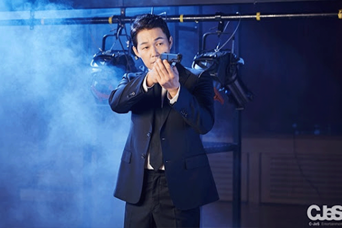 The Lives of Idol Bodyguards: Man pointing a gun
