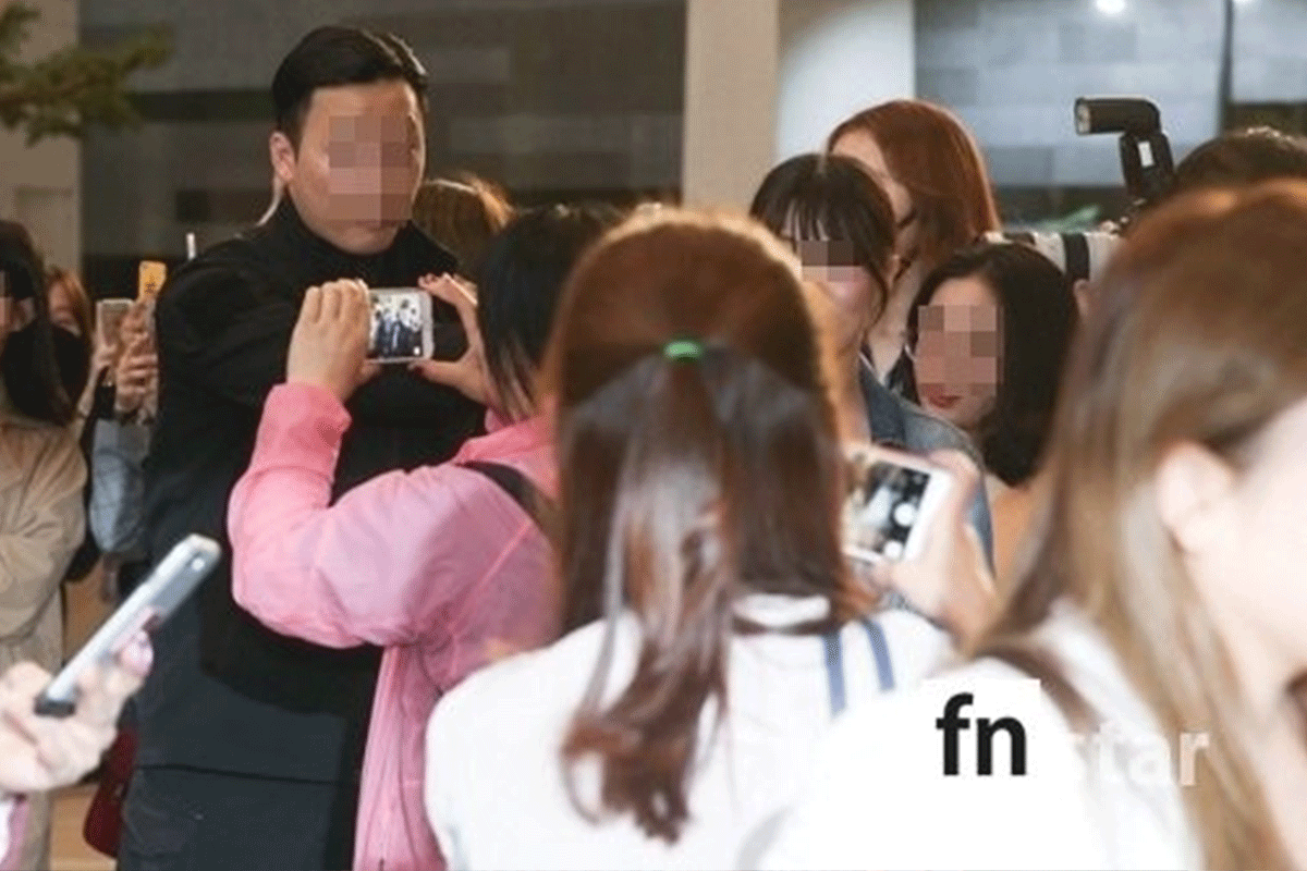 The Lives of Idol Bodyguards: keeping fans back