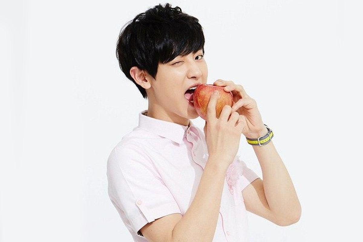 EXO Chanyeol eating an apple