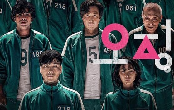 韓国のNetflixオリジナルシリーズ「イカゲーム」の主要キャラクターたちが物語の舞台で着用する緑色のジャージを着た姿。キャラクターたちはそれぞれ特有の番号を胸に付けている。