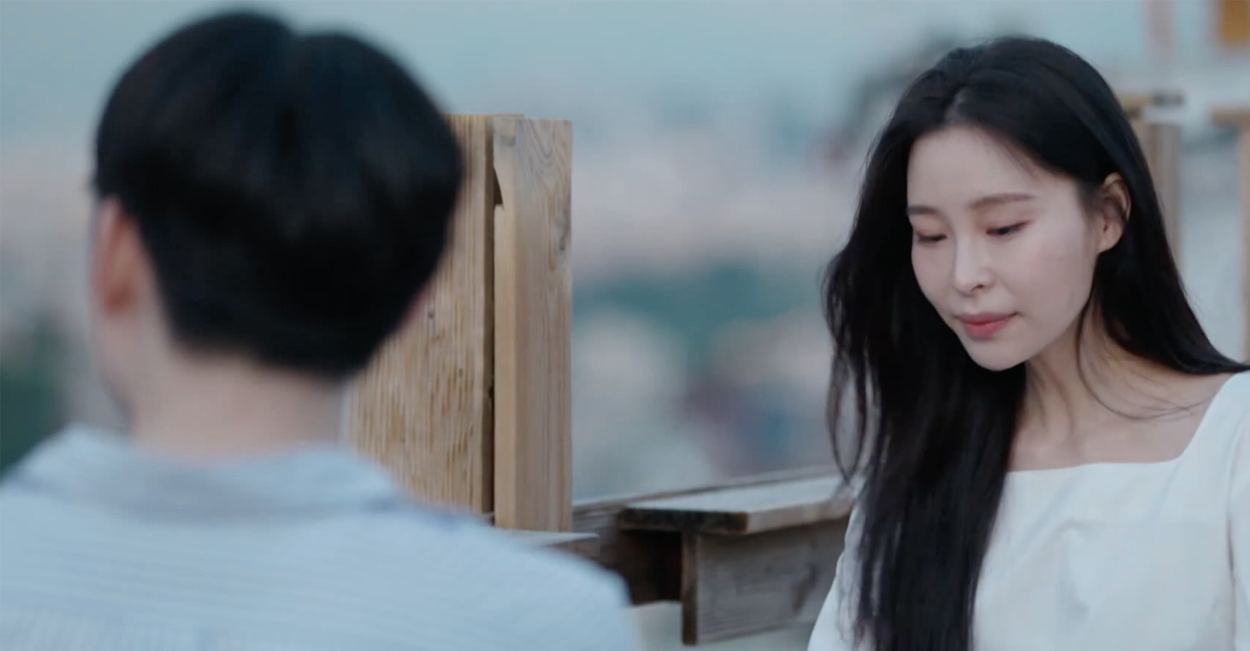 咖啡館中的社交環境，現代設計搭配都市景觀，使整體氣氛和諧宜人。